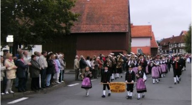 „Ciapa Cialdini“ zu Gast beim Jubiläum der Trachtenkapelle Elters