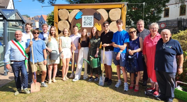 Holzmonument Multi Etnica erstrahlt in neuem Glanz